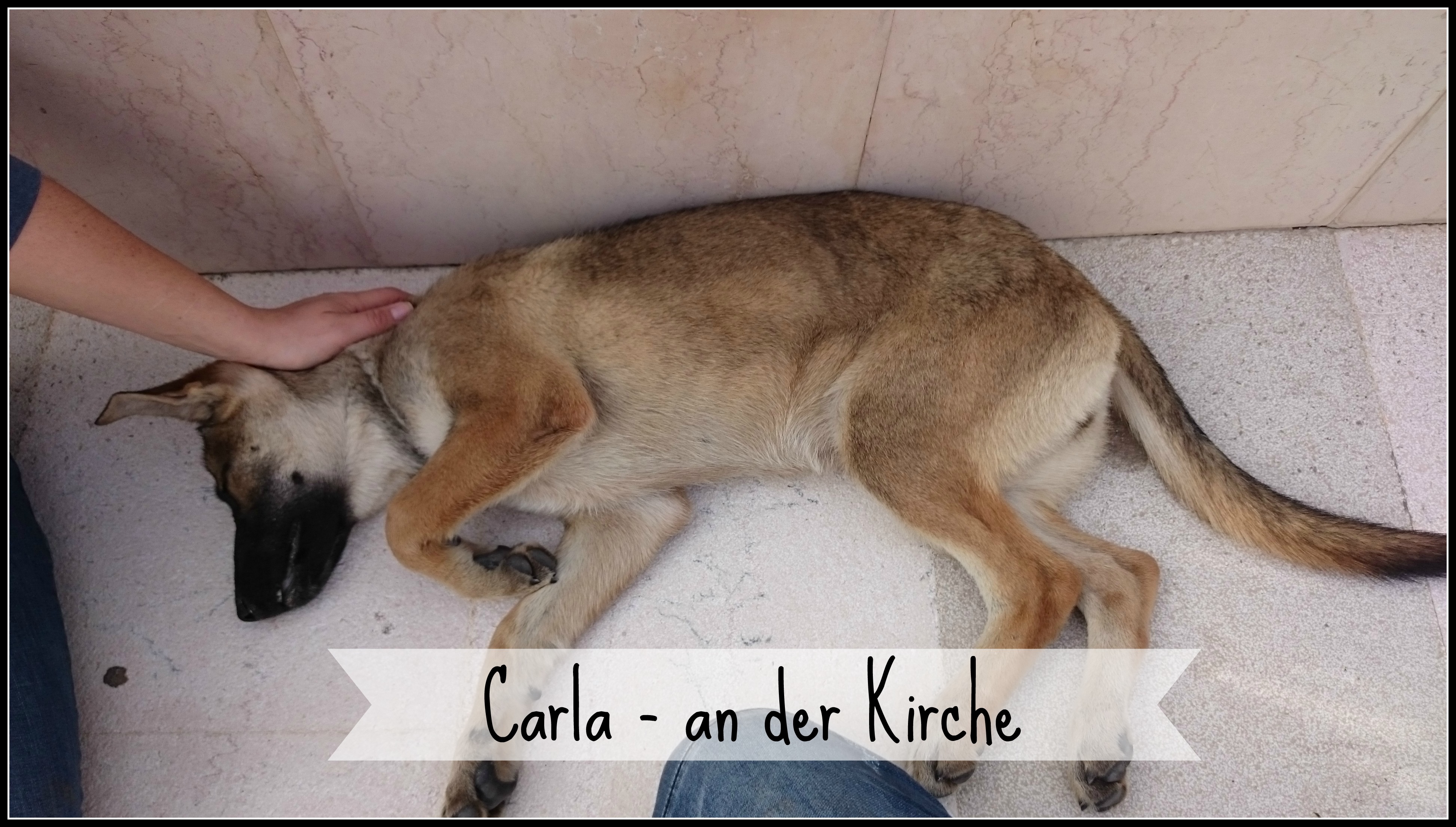 Carla an der Kirche