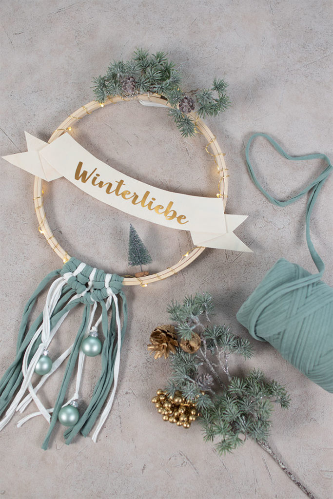 DIY Winterkranz mit Plotter Freebie Winterliebe | zuckerundzimtdesign.com